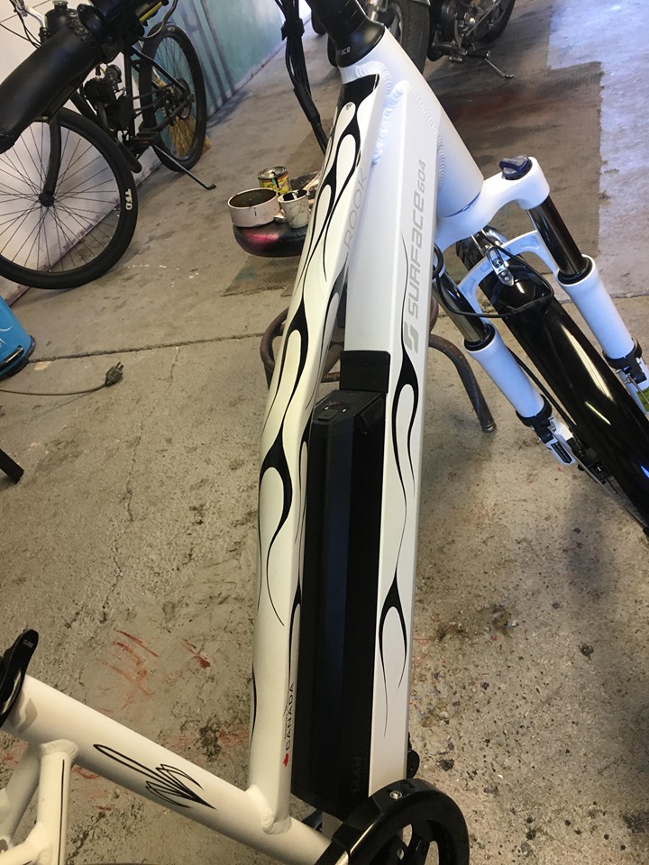 Electric bicycle pinstriped and oil flame